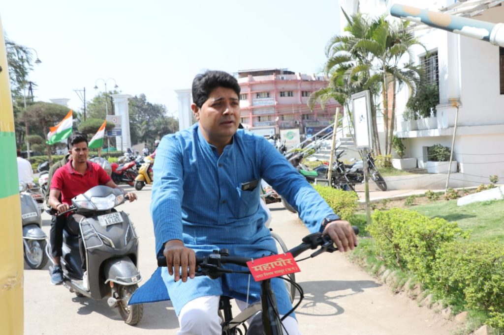 महापौर ने साइकिल चलाकर स्वच्छ पर्यावरण का तुहंर सरकार तुहंर द्वार के तहत दिया सकारात्मक संदेश
