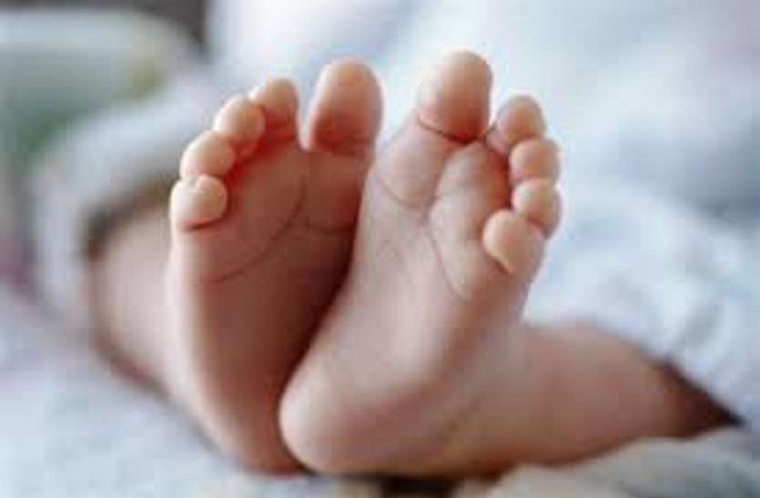 शराब के नशे में धुत रही मां, बगल में सो रही बच्ची ने तोड़ा दम