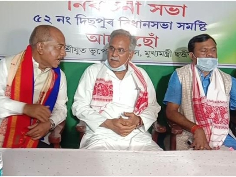 हाथ को मिला सीएम का साथ, असम में कांटे की टक्कर