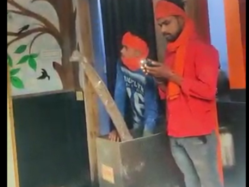 मंदिर में घुसे चोरी करने, दान पेटी में चोर का फंसा हाथ,