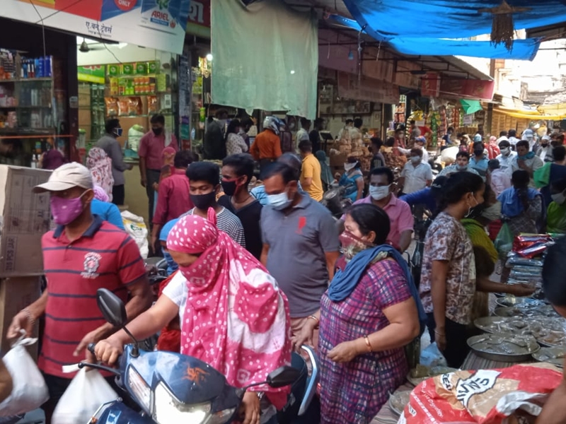 बाजारों में उमड़ी भीड़, शारीरिक दूरी के नियम तार-तार