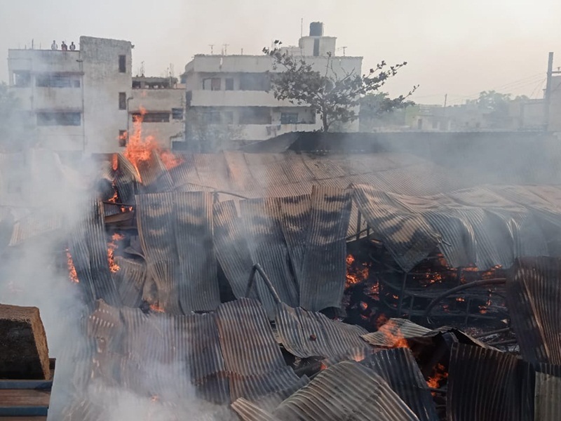 टिम्बर फैक्ट्री में लगी भीषण आग