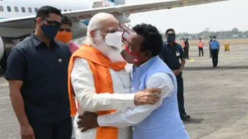 पीएम मोदी ने करीमुल हक को लगाया गले