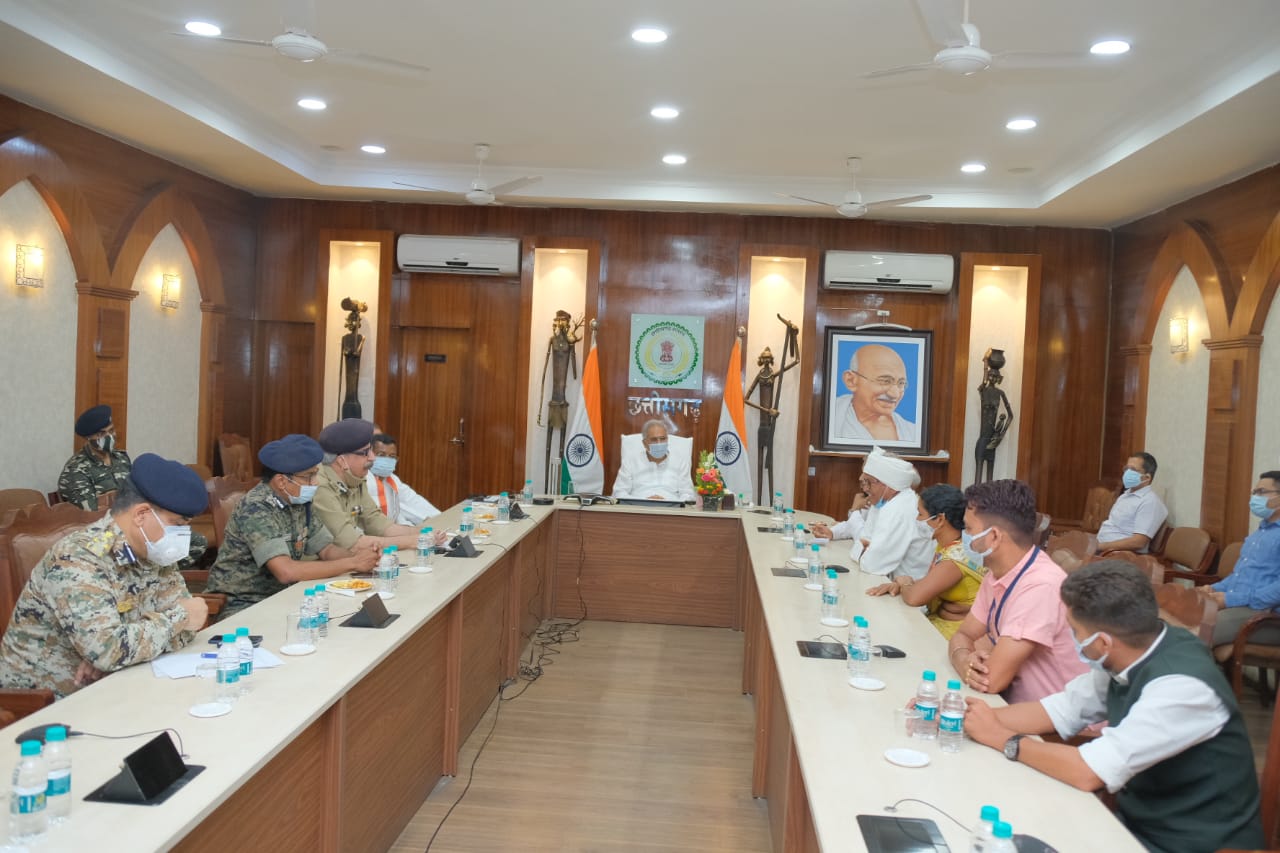 मध्यस्थ टीम के सदस्यों ने संकट के समय में जिम्मेदार नागरिक के दायित्वों का निर्वहन किया, बड़े साहस और सूझबूझ से जवान की सकुशल रिहाई कराई : मुख्यमंत्री भूपेश बघेल