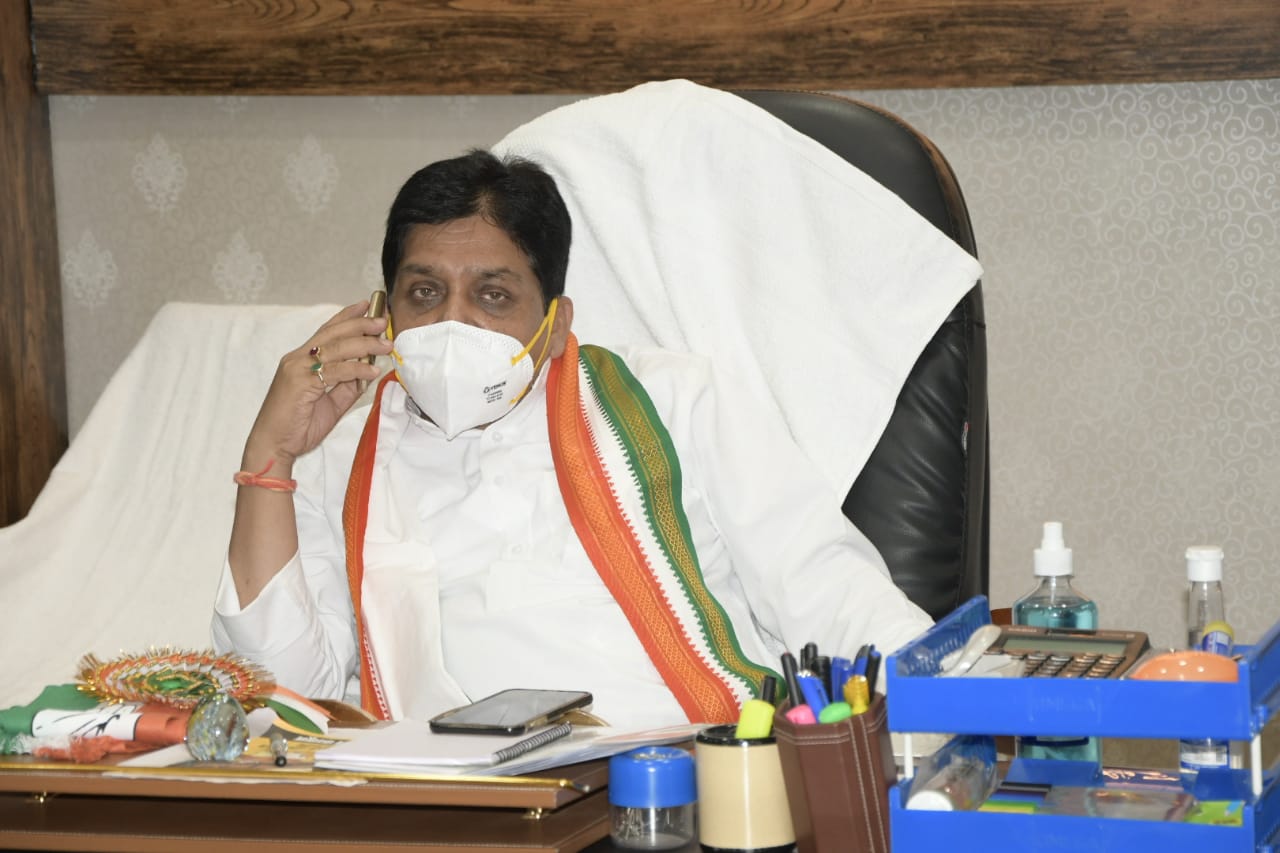 कोविड पीड़ितों के उपचार के लिए उठाए बेहतर कदम : मंत्री डॉ डहरिया :  नगरीय प्रशासन मंत्री ने आरंग में ली आपातकालीन बैठक