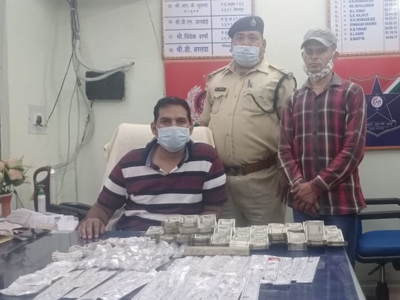 बैग ने 2.73 लाख की चांदी तो बनियान में बने 21 खांचों ने उगले साढ़े 10 लाख रुपये