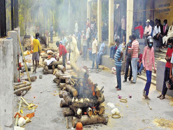 झारखंड के रांची में लाशें कतार में:श्मशान में जगह कम पड़ी, शवों को खुले में जलाना पड़ रहा; सड़क पर भी हो रहा अंतिम संस्कार