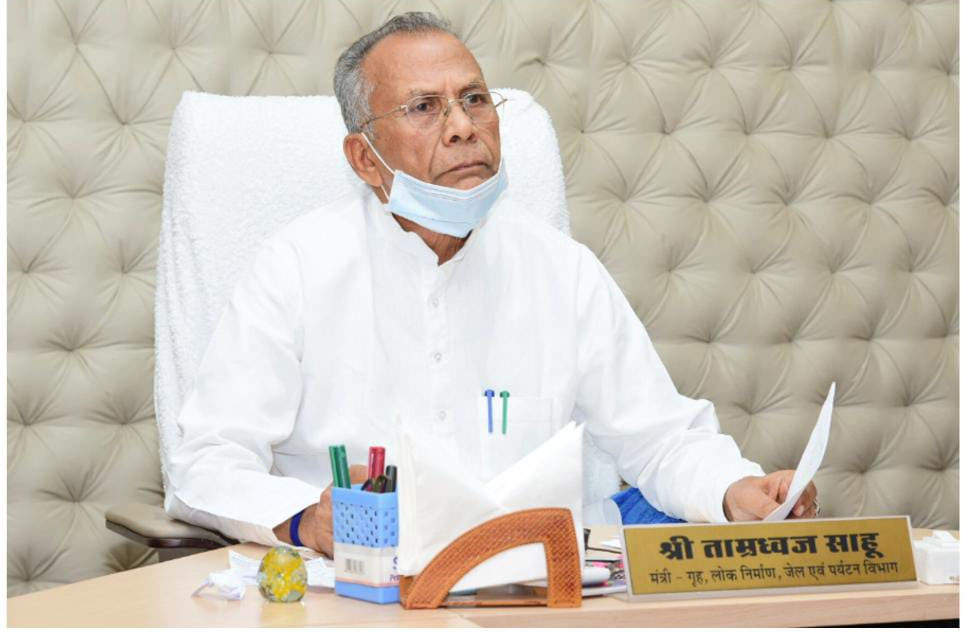 जिला प्रशासन से समन्वय कर लॉकडाउन का सख्ती से कराएं पालन: गृह मंत्री ताम्रध्वज साहू