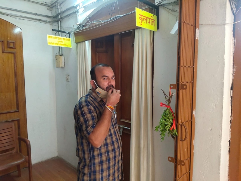 नीम की पत्ती चबाने पर खुलता है अटल विवि बिलासपुर के कुलपति कक्ष का दरवाजा