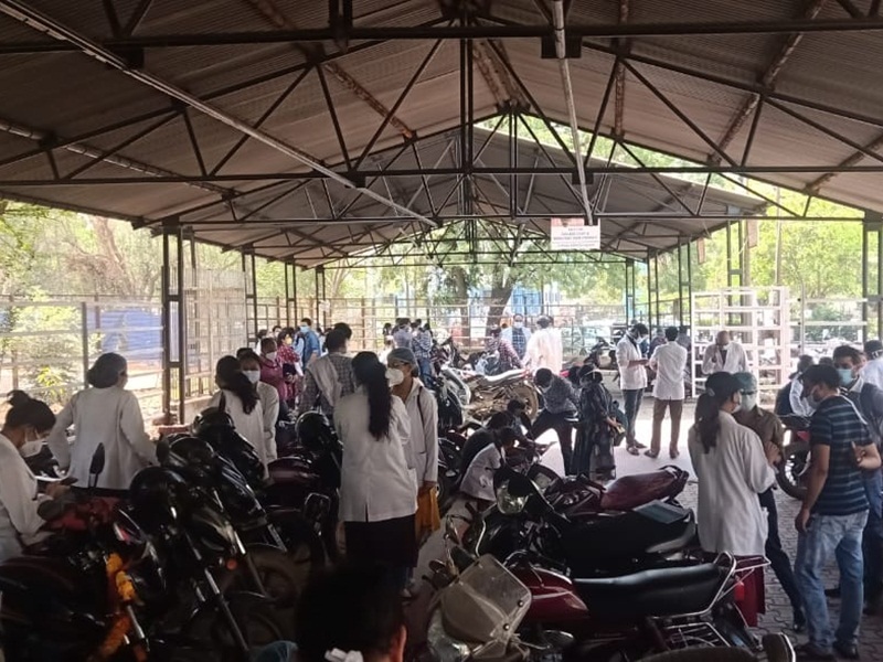 पीपीई किट और मास्‍क न मिलने से नाराज अंबेडकर अस्‍पताल के जूनियर डाक्‍टर हड़ताल पर