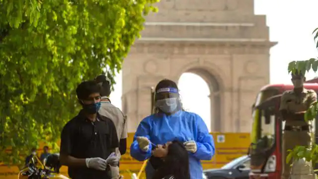 ऑक्सीजन किल्लत के बीच दिल्ली में हर तीसरा शख्स निकल रहा है कोरोना संक्रमित, मुंबई से ज्यादा हुए मरीज; मौतों में भी तेजी