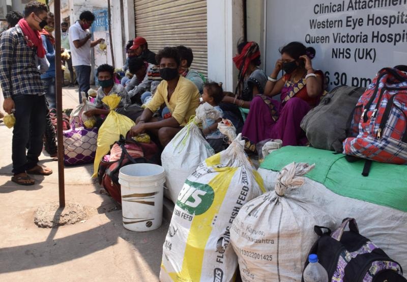 लाकडाउन से कामकाज बंद और खाने के लाले, जिंदगी अब सफर के हवाले