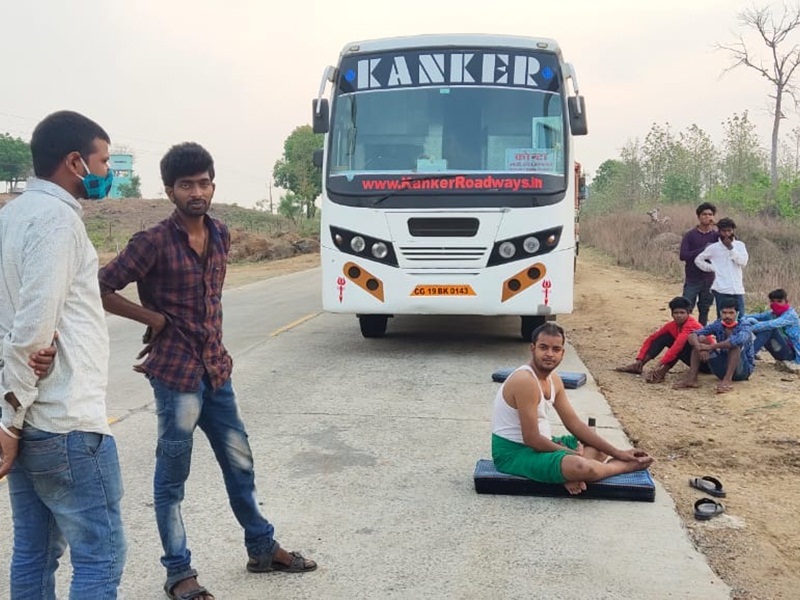 रातभर खड़ी रही बस व ट्रकें, लॉकडाउन के कारण भूखे रहे यात्री