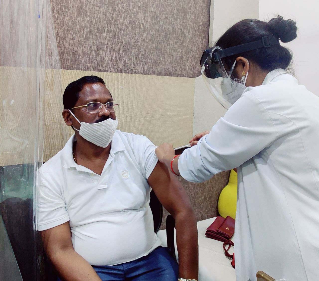 मंत्री अमरजीत भगत ने लगवाया कोविड का टीका : 45 वर्ष से अधिक आयु वालों को टीका लगाने किया आव्हान