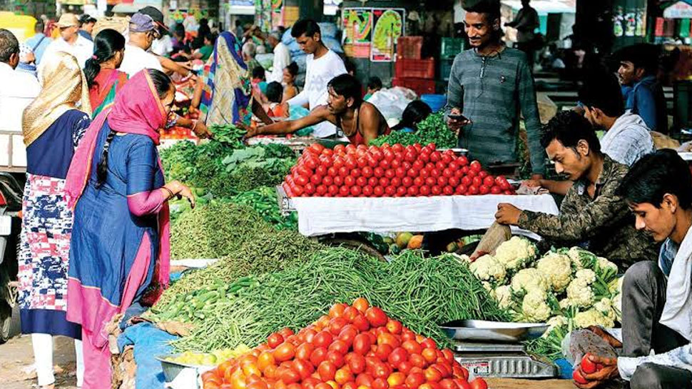 लॉकडाउन की घोषणा के बाद सुबह से सब्जी बाजार में उमड़ी भीड़