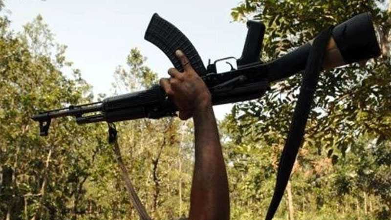 सात लाख के तीन इनामी नक्सलियों सहित चार ने किया आत्मसमर्पण