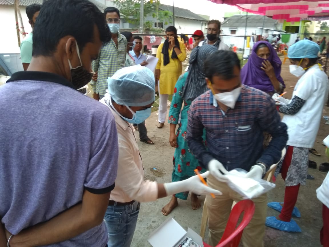 विवाह कार्यक्रम में पहुंची जिला प्रशासन व स्वास्थ्य विभाग की टीम किया  मेहमानों का कोरोना जांच