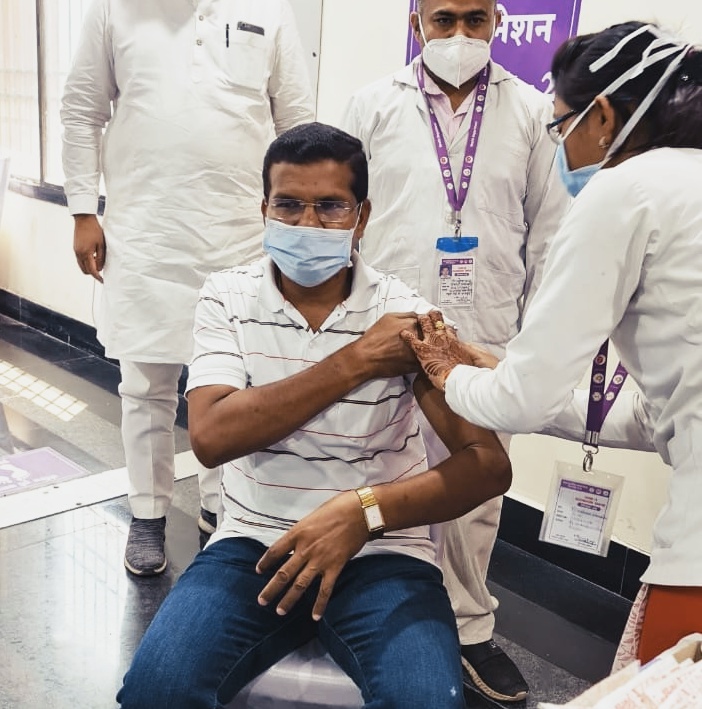 पीसीसी अध्यक्ष मोहन मरकाम ने लगवाया कोरोना टीका का प्रथम डोज साथ ही लोगों से टीका लगवाने की अपील