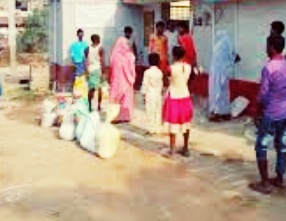 स्कूली बच्चों को सूखा राशन का वितरण शुरू, राशन वितरण के दौरान बच्चों-पालकों के कोरोना गाइड लाइन का पालन करना अनिवार्य