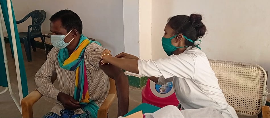 कोरोना का टीका लगाकर बलिराम ने ली राहत की सांस