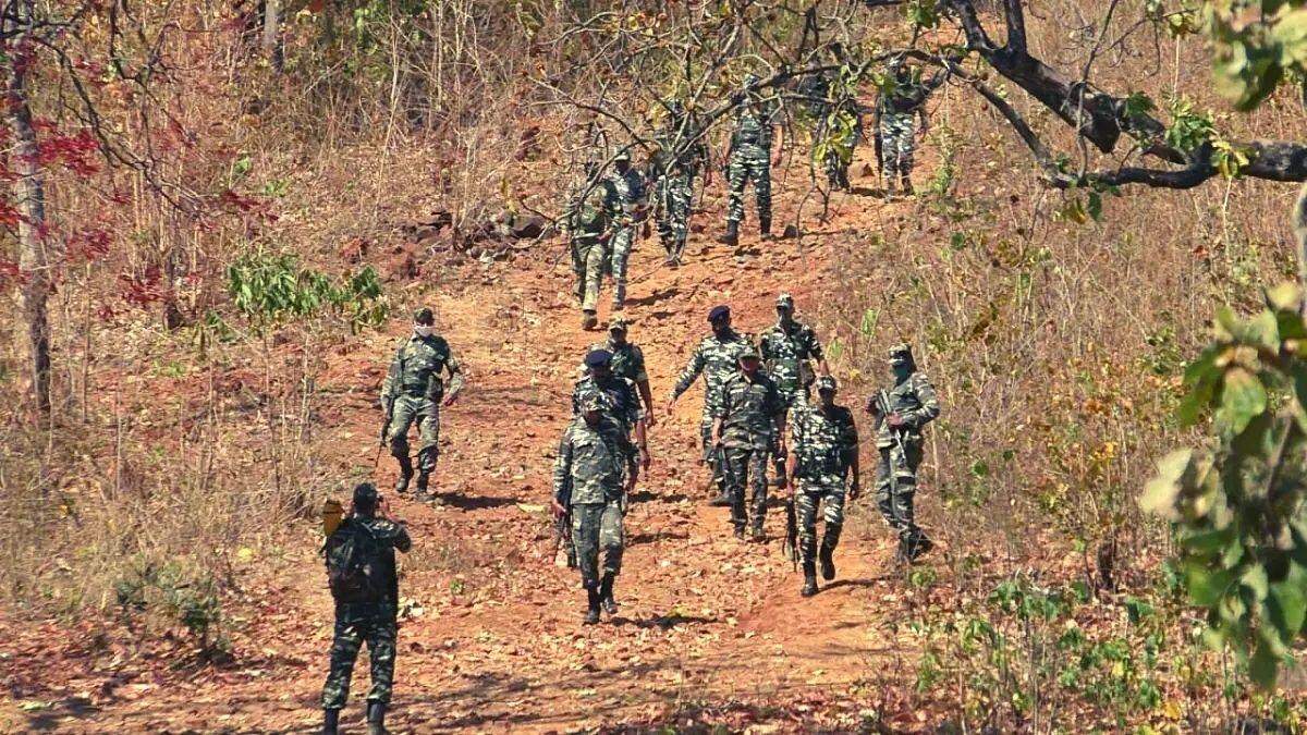 मुठभेड़ में 5 जवान शहीद 3 नक्सलियों के मारे गये
