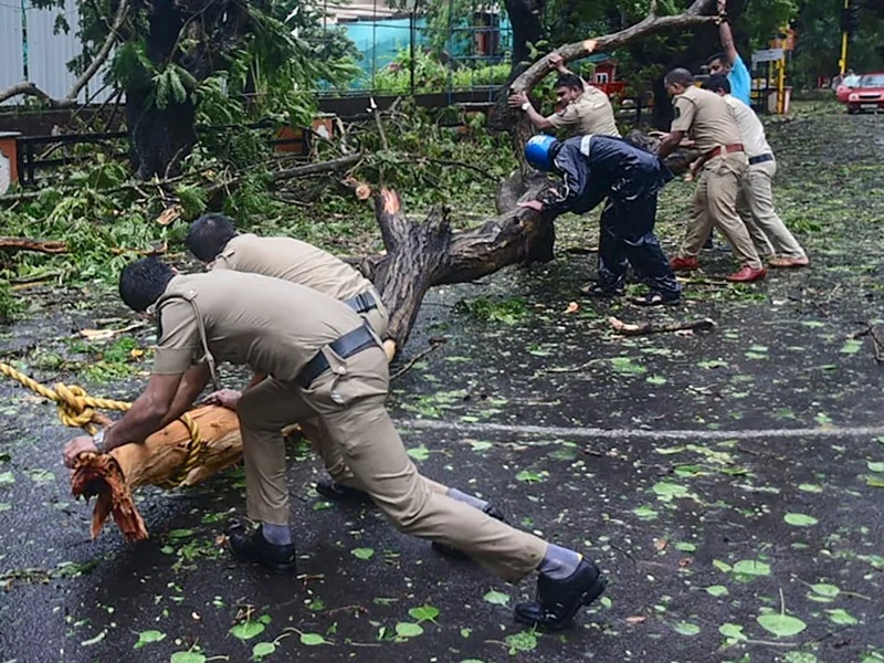 तबाही मचाते हुए आगे बढ़ रहा टाक्टे तूफान, मुंबई में ऑरेंज अलर्ट, गुजरात में भी खतरा