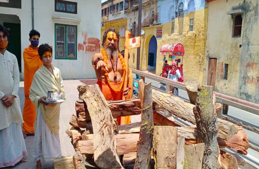 जाने क्या हुआ कि महंत परमहंस दास ने सजा दी खुद की चिता