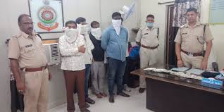 मोमबत्ती जलाकर जंगल में खेल रहे थे जुआ,52 पत्ती ताश व नगदी के साथ तीन गिरफ्तार