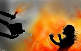 युवती ने किया विवाह से किया इंकार तो पेट्रोल छिड़क लगा दी आग