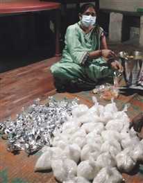अपने हिस्से का भोजन कोरोना संक्रमित परिवार को उपलब्ध करा रही अन्नपूर्णा समूह
