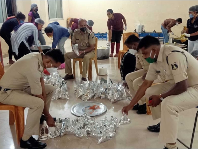 पुलिसवालों की खाना चौकी- जरूरतमंदों को खाना खिला रहे पुलिस जवानों के सहयोग में आए डीजीपी