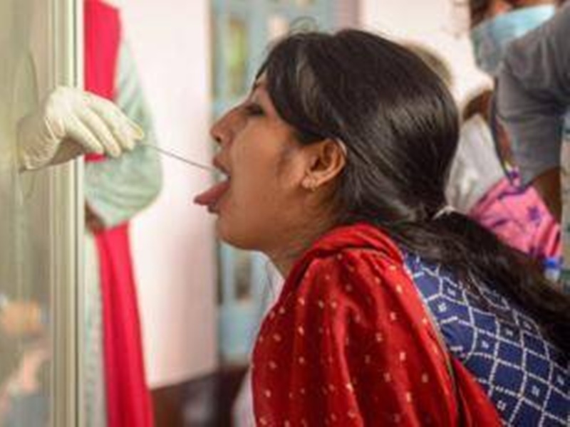 कमजोर पड़ी कोरोना की दूसरी लहर, 24 घंटे में नए मामलों में भारी कमी