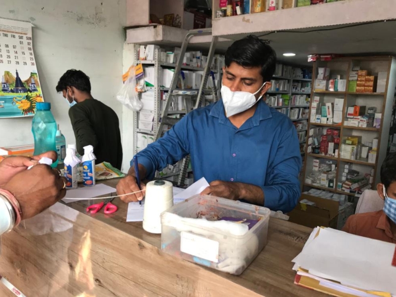 अमानक सैनिटाइजर की सप्लाई, चार मेडिकल दुकान पर छापा
