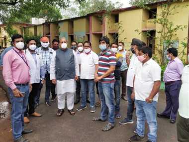 विधायक धनेन्द्र साहू ने किया टीकाकरण केंद्र का निरीक्षण