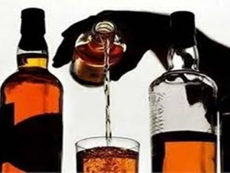 शराब की होम डिलीवरी तो वैक्सीन के लिए कतार में क्यों?