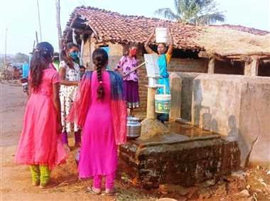 नलजल योजना केठप होने से लाल आयरन युक्त पानी पीने को मजबूर लोग