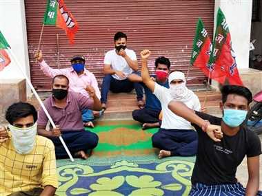 पश्चिम बंगाल में हिंसा का विरोध : मैनपुर में टीएमसी के खिलाफ की नारेबाजी