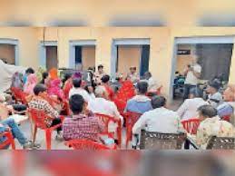 अधिकारियों ने ग्रामीणों को दिए कोरोना गाइड लाइन पालन करने के निर्देश