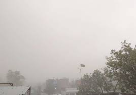राजधानी में हुई तेज बारिश व आंधी से होडिंग्स उखड़े, मौसम हुआ ठंडा