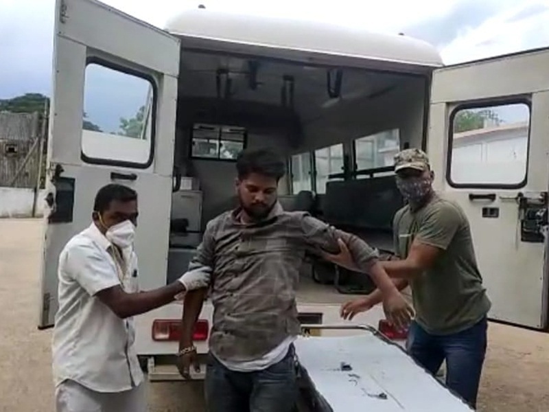 पुलिस के नौ बैरियर तोड़ कर भाग रहा युवक, जवान की गोली से घायल