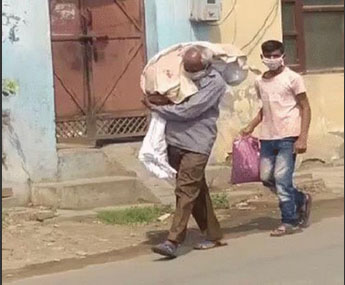 बेटी के शव को कंधे पर उठा पैदल ही ले जा रहा पिता, सैंकड़ों लोग देखते रहे तमाशा