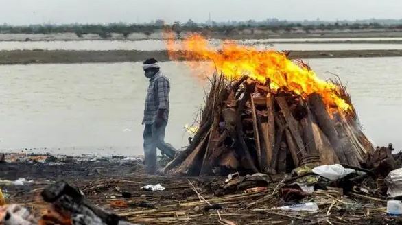 गंगा में मिले कोरोना मरीजों के शवों का हो अंतिम संस्कार, केंद्र सरकार ने राज्यों को दिया निर्देश