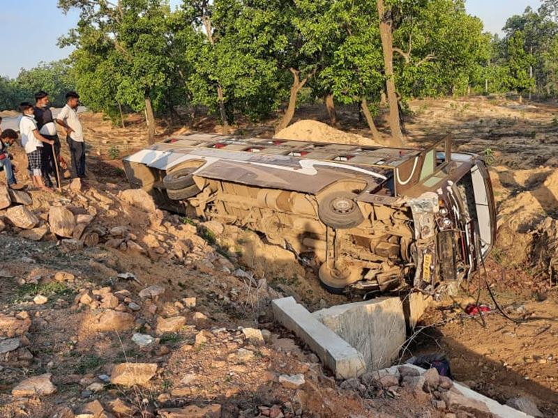 रायपुर से झारखंड जा रही बस पलटी, कई यात्री घायल