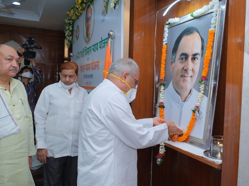 पूर्व प्रधानमंत्री स्व. राजीव गांधी की पुण्यतिथि पर मुख्यमंत्री निवास में श्रद्धांजलि कार्यक्रम का आयोजन