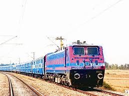यास चक्रवात को लेकर चेतावनी, रेलवे ने रद की ट्रेनें