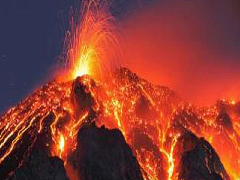19 साल बाद सक्रिय हुआ खतरनाक ज्‍वालामुखी, चेतावनी के बाद हजारों लोगों का पलायन