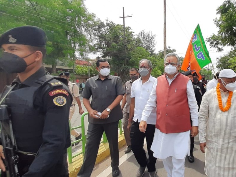 भाजपा कार्यकर्ताओं ने रमन सिंह की उतारी आरती, फिर रवाना हुए थाना घेरने