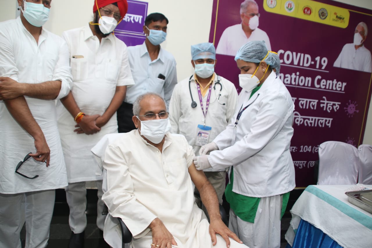 मुख्यमंत्री भूपेश बघेल ने कोरोना से बचाव के लिए टीका की दूसरी डोज लगवायी