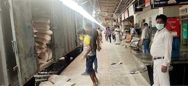 मालगाड़ी से प्लेटफार्म पर गिरी सीमेंट की बोरियां, घण्टों खड़ी रही साउथ बिहार ट्रेन