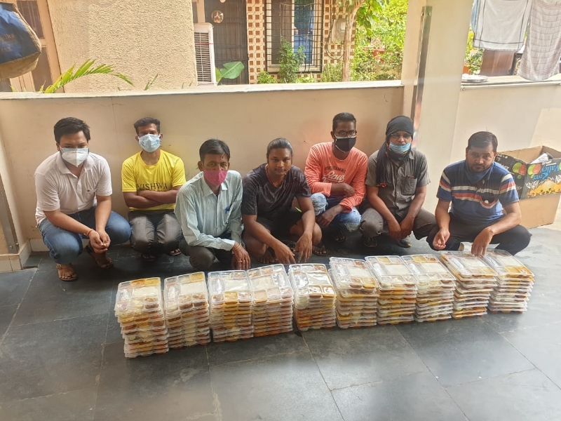 रायपुर में होमआइसोलेशन रह रहे मरीजों को पहुंचा रहे खाना